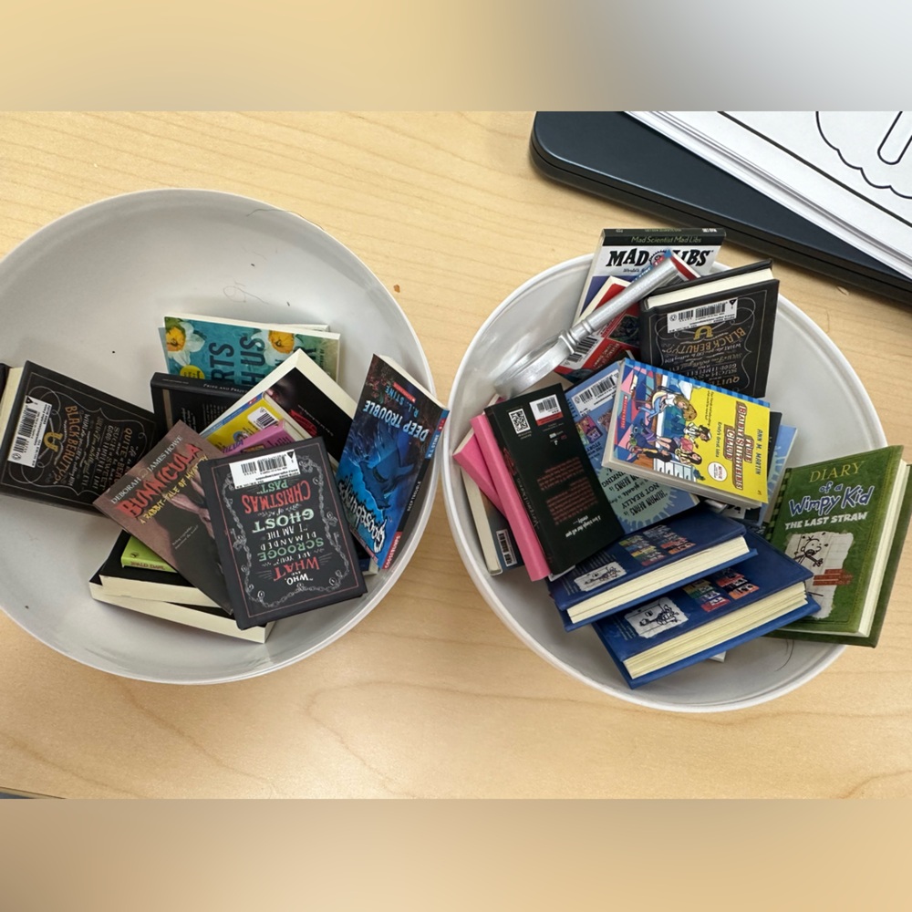 Mini Brands Books Series 1. Mini Books and Magnifying Glass Set - Picture 2 of 3
